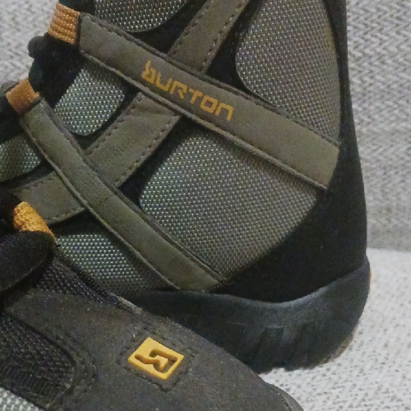 Used BURTON SKI BOOTS Boys Snowboard Boots - Picture 6 of 13